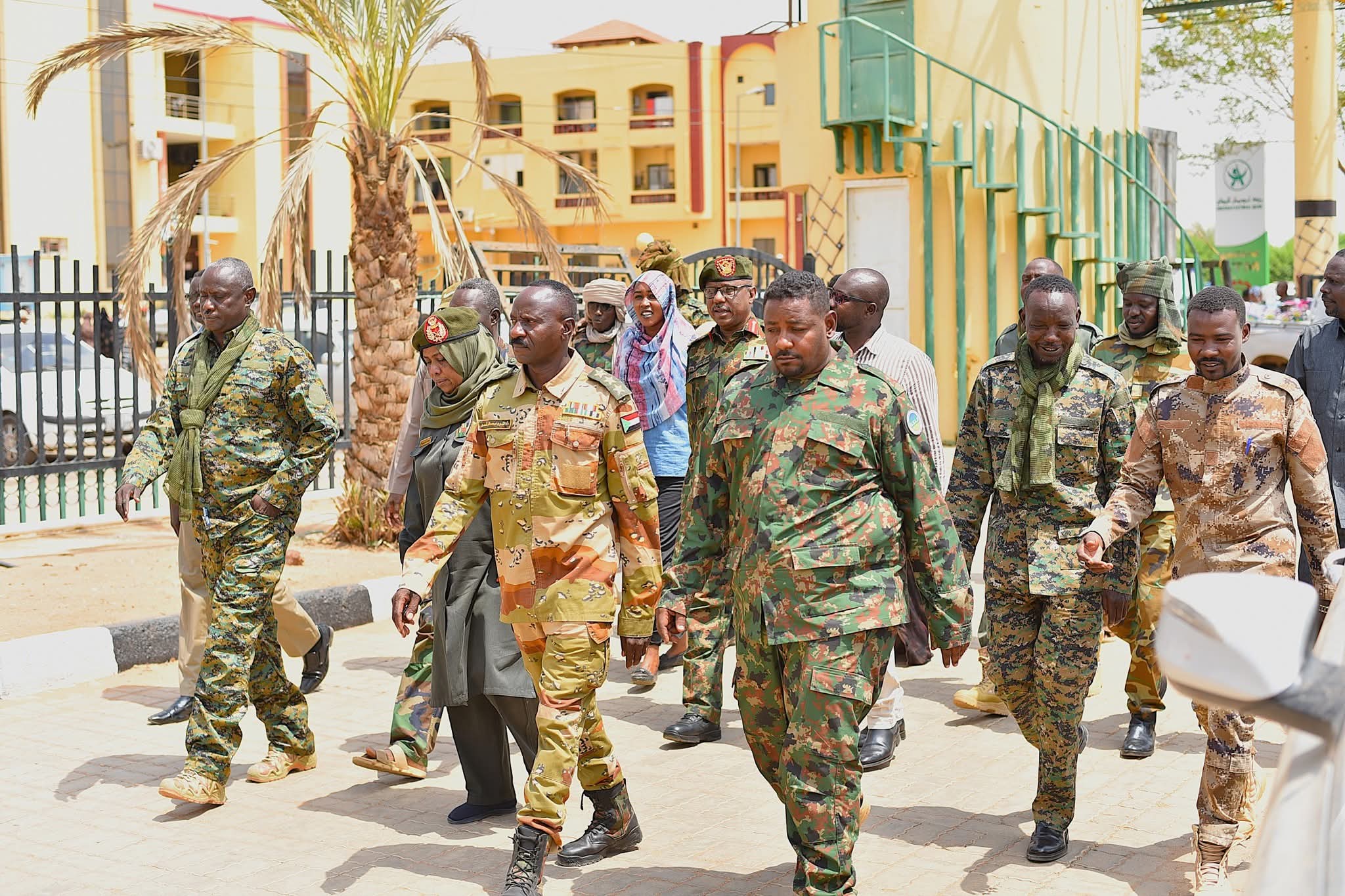 وفد تجمع قوى تحرير السودان والقوة المشتركة أثناء زيارة مقر الجرحى