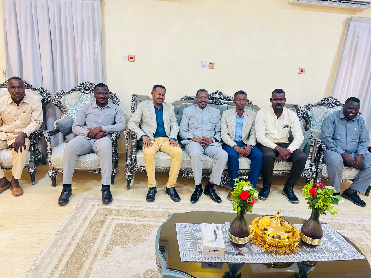 صورة جماعية لوفد الاتحاد العام للطلاب السودانيين مع عضو مجلس السيادة